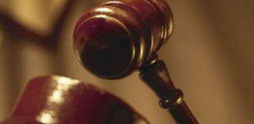 Cargos a policía por drogas y arma ilegal