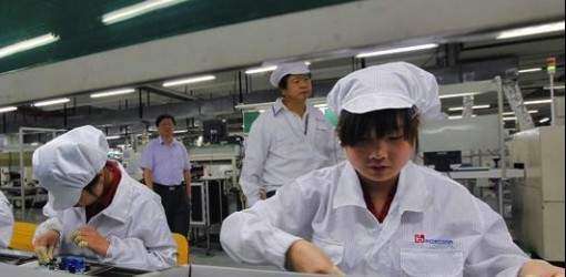 Fabricante iPhones sube sueldo a empleados