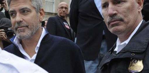 Liberan a George Clooney (vídeo)