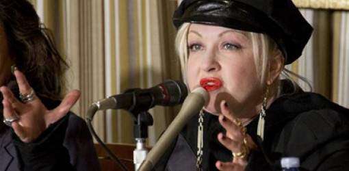 Cyndi Lauper pide apoyo para evitar el aislamiento de Fukushima