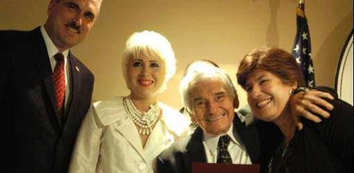 TRS no contesta a NotiCel y homenajea a ‘Yiye’ Ávila