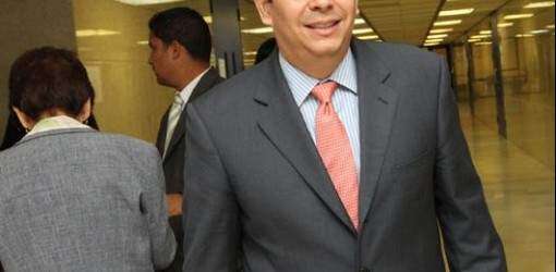 Juez habilita a Carlos Díaz en papeleta PNP