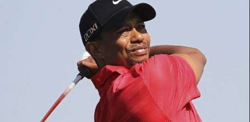 Tiger Woods aguanta en cabeza