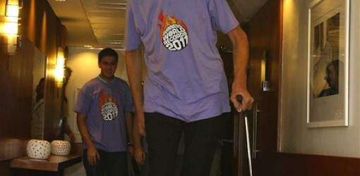 Frenan crecimiento del hombre más alto del mundo