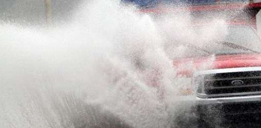 Ríos fuera de sus cauces y carreteras cortadas