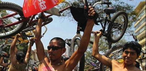 Ciclistas desnudos o disfrazados reclaman respeto
