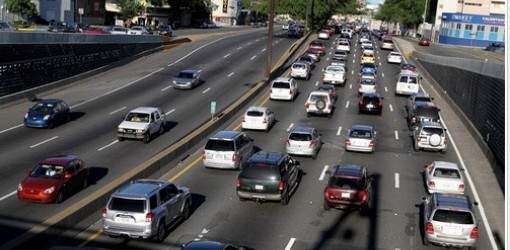 Fluye el tránsito de vehículos con pocos tapones