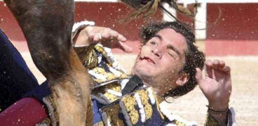 Espectacular cornada raja la cara a torero