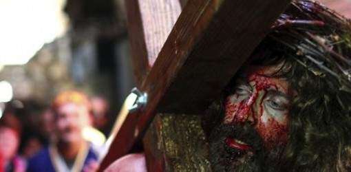 Peregrinos del mundo recorren los pasos de Jesús