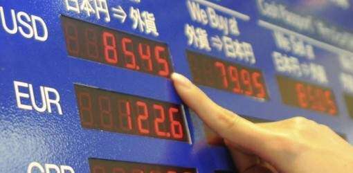 El euro cae frente al dólar