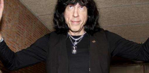 Ex baterista de Los Ramones vende albóndigas en la calle