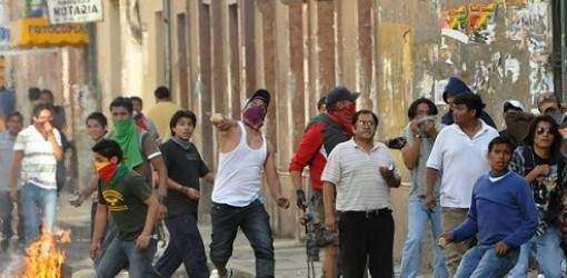 Mineros se disputan yacimiento con piedras y dinamita