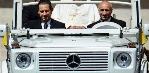 Bajo arresto domiciliario mayordomo de Benedicto XVI