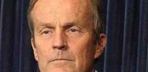 Antiabortista Akin en actitud desafiante