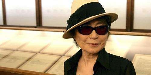 Yoko Ono expone dibujos de John Lennon