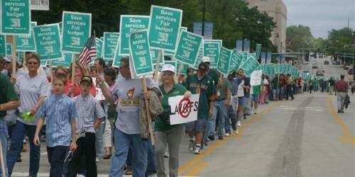 Miles de maestros protestan en Chicago