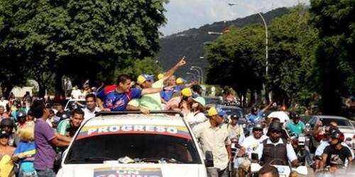 Capriles reta a Chávez en su tierra natal