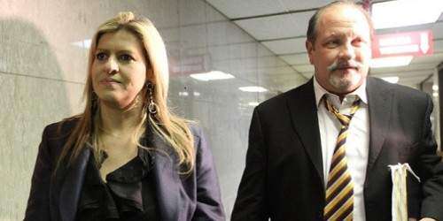 Guerra de órdenes de protección entre banquero Levis y esposa