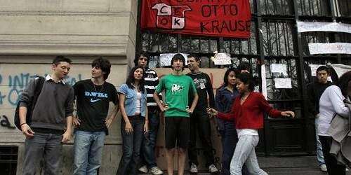 Estudiantes ocupan 60 escuelas en Argentina
