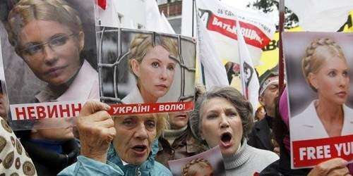 Timoshenko y un boxeador desafían al partido del presidente en Ucrania