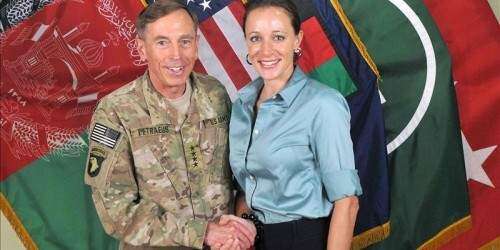 Agentes del FBI acuden a la casa de la amante de Petraeus