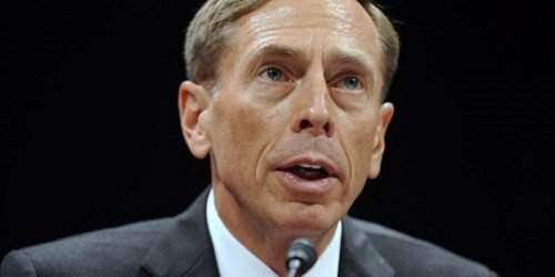 Sospecha de chantaje en renuncia de Petraeus