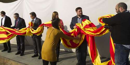 Más de cinco millones de catalanes van a las urnas