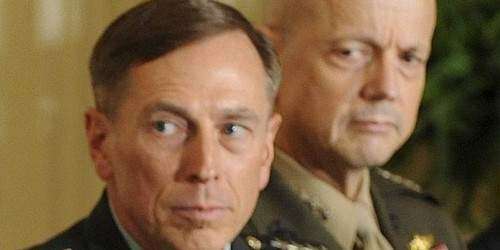 Petraeus contrata abogado de personalidades
