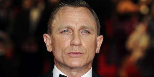 Daniel Craig visita tropas británicas en Afganistán