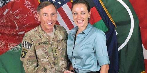 Examante de exdirector de la CIA sin cargos