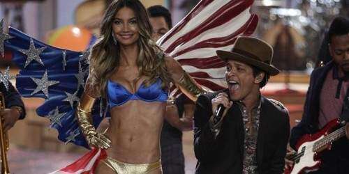 Lujo total en el nuevo desfile de las ángeles de Victoria (vídeo)