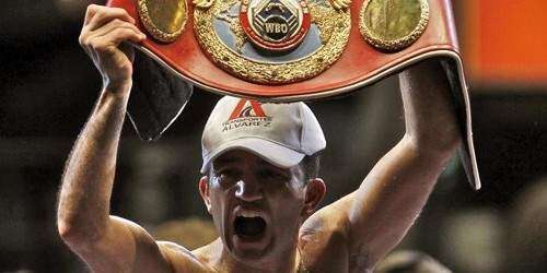 Narváez retiene el título supermosca (OMB) ante boricua Quijano