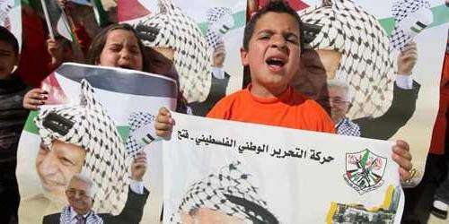 Miles de palestinos reciben a Mahmud Abás a su llegada a Ramala