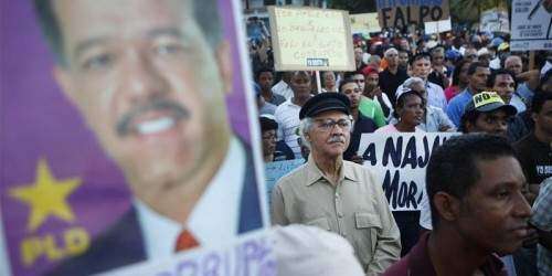 Dominicanos protestan contra la corrupción y reforma tributaria