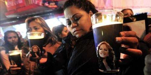 Arrestan policías por robar a víctimas de accidente en que murió Jenni Rive