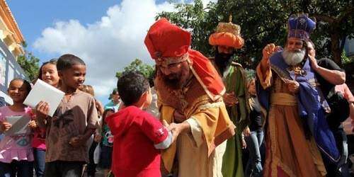 Miles de niños y niñas reciben a los Reyes Magos