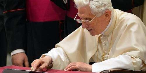 El Papa está entregado a las redes sociales