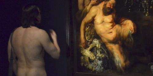 Decenas de nudistas visitan exposición de hombres desnudos