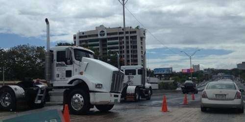 Tapón en el Martínez Nadal por camión averiado