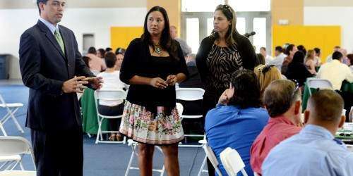 Le prestan atención a los maestros de educación física