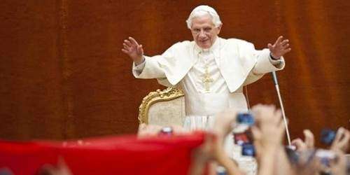 El primer Papa en Twitter no tuiteó su renuncia, lee la carta