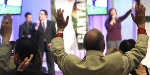 Libre ingreso de religiosos a urbanizaciones divide opiniones