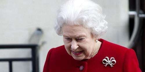 Isabel II cancela un acto público para recuperarse