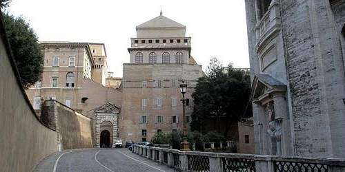 Preparan la Capilla Sixtina para reunión de cardenales