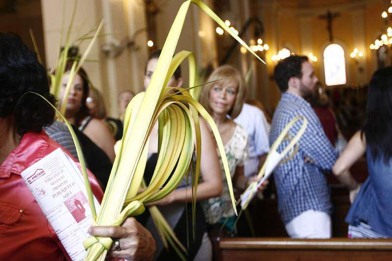 Arzobispo de SJ bendice a sus feligreses iniciando la Semana Santa (galería
