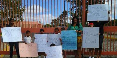 Padres exigen destitución de maestra por maltrato institucional