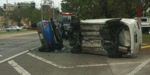 Reabren carretera donde vehículos se volcaron en Trujillo Alto