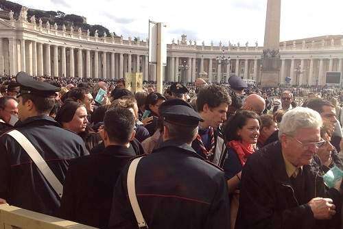 Gentío y empujones… no es SanSe, es Viernes Santo en Roma