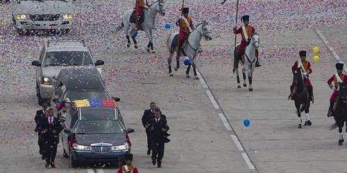 Trasladan cuerpo de Chávez a morada definitiva