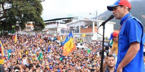 A la caza de votos, Maduro se arropa en Chávez y Capriles recorre el país